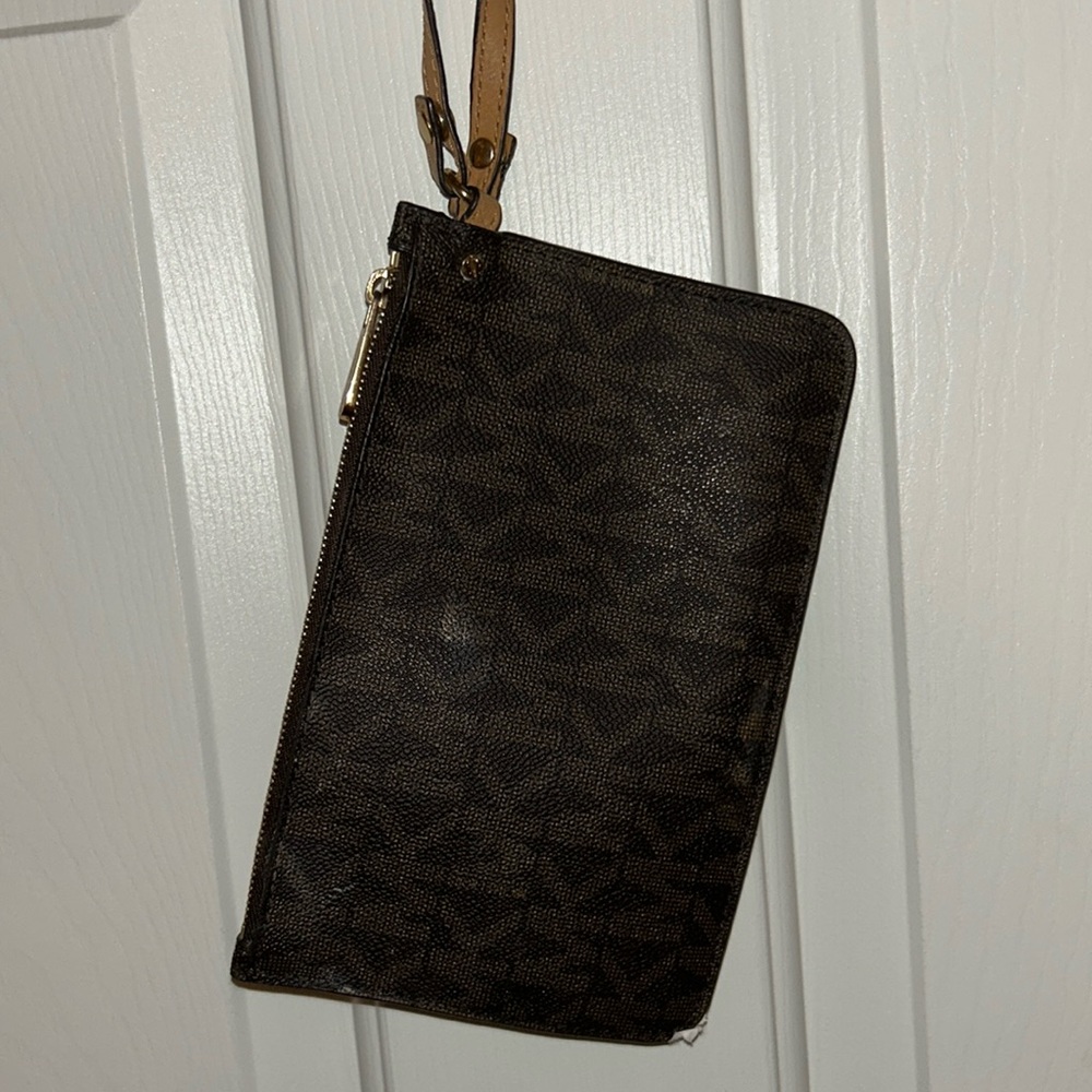 ⭐️Women’s Michael Kors wristlet